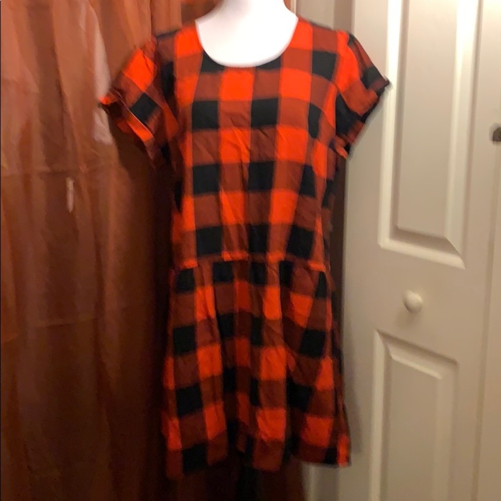 Short sleeve dress.